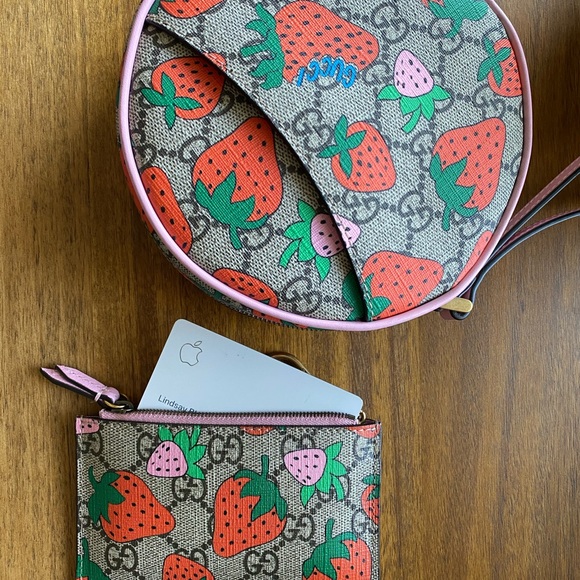 Gucci Handbags - Gucci Wristlet